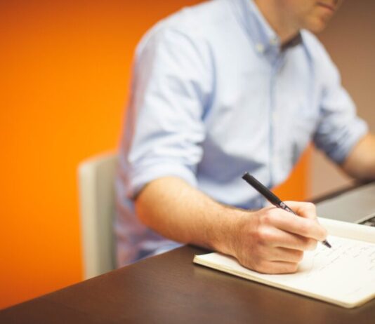 4 Qualities of a Strong Business Leader office, startup, business